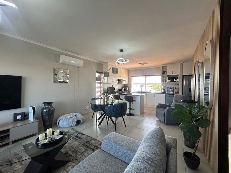 Modern 2-Bedroom Triplex in SOHO, Parklands North - Photo 4
