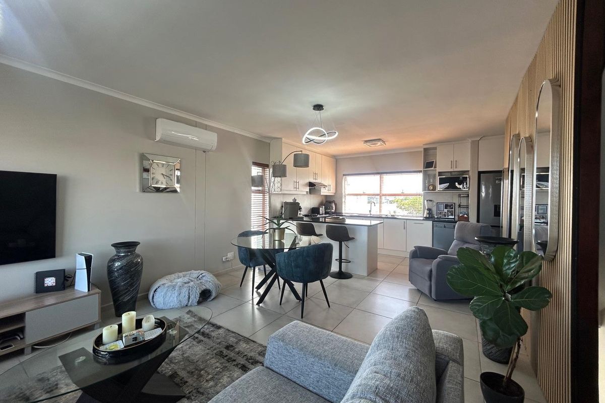 Modern 2-Bedroom Triplex in SOHO, Parklands North - Photo 4