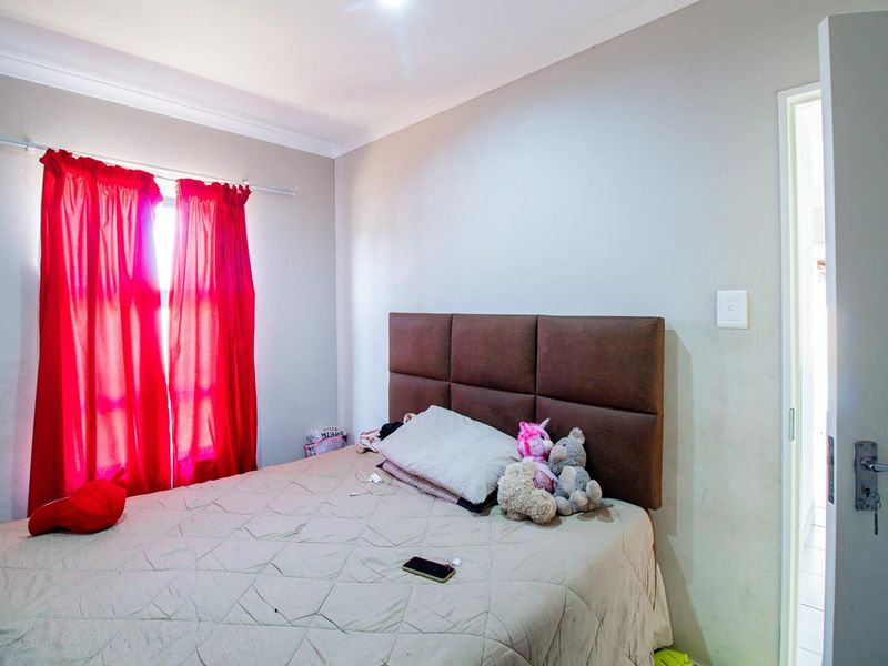 Charming Two-Bedroom Home with Modern Open Plan Living! - Photo 8