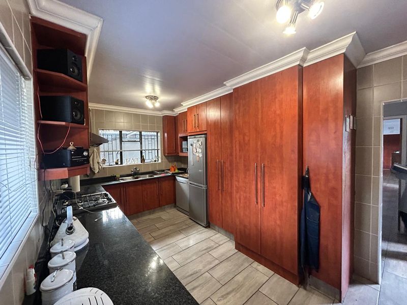 Stunning 3 Bedroom house - Photo 4