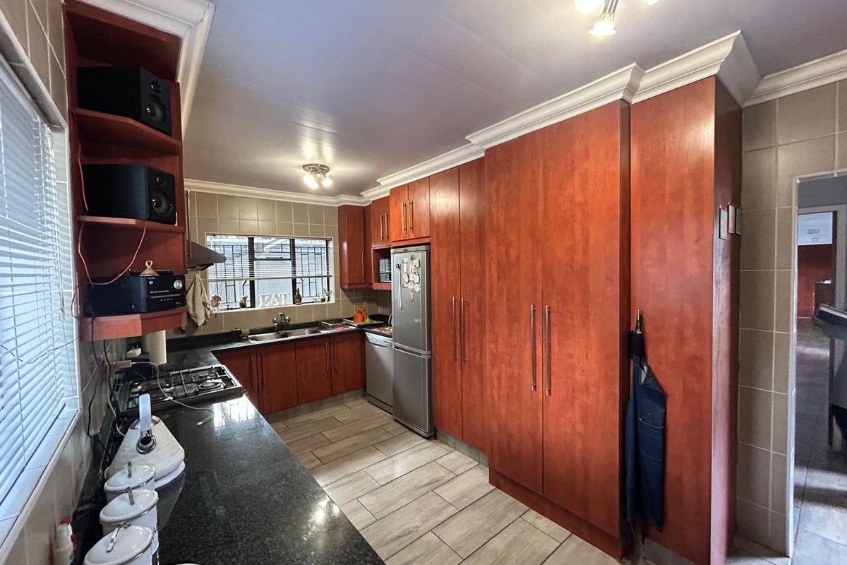 Stunning 3 Bedroom house - Photo 4