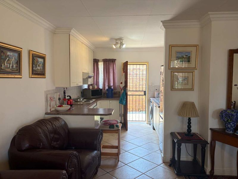 Tranquil Oasis: Lovely 2-Bedroom Townhouse with a patio and pretty garden! - Photo 7