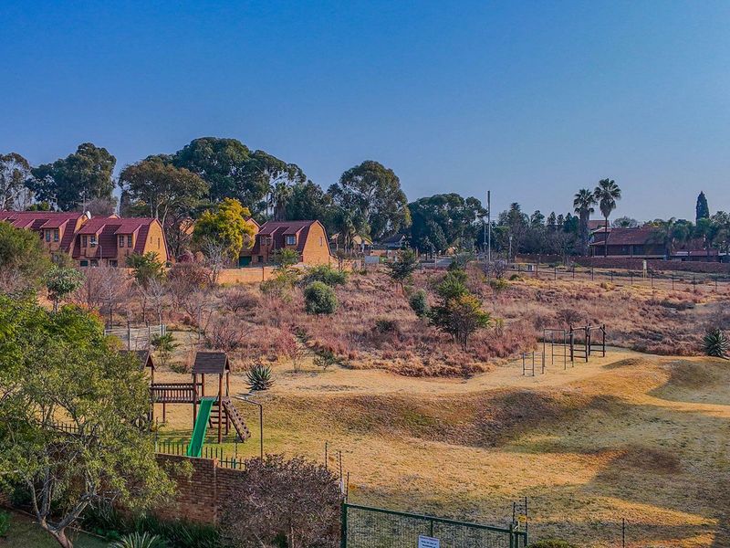 Charming 2 bedroom, 1 bathroom townhouse available in Barn Lodge, Boskruin. - Photo 2