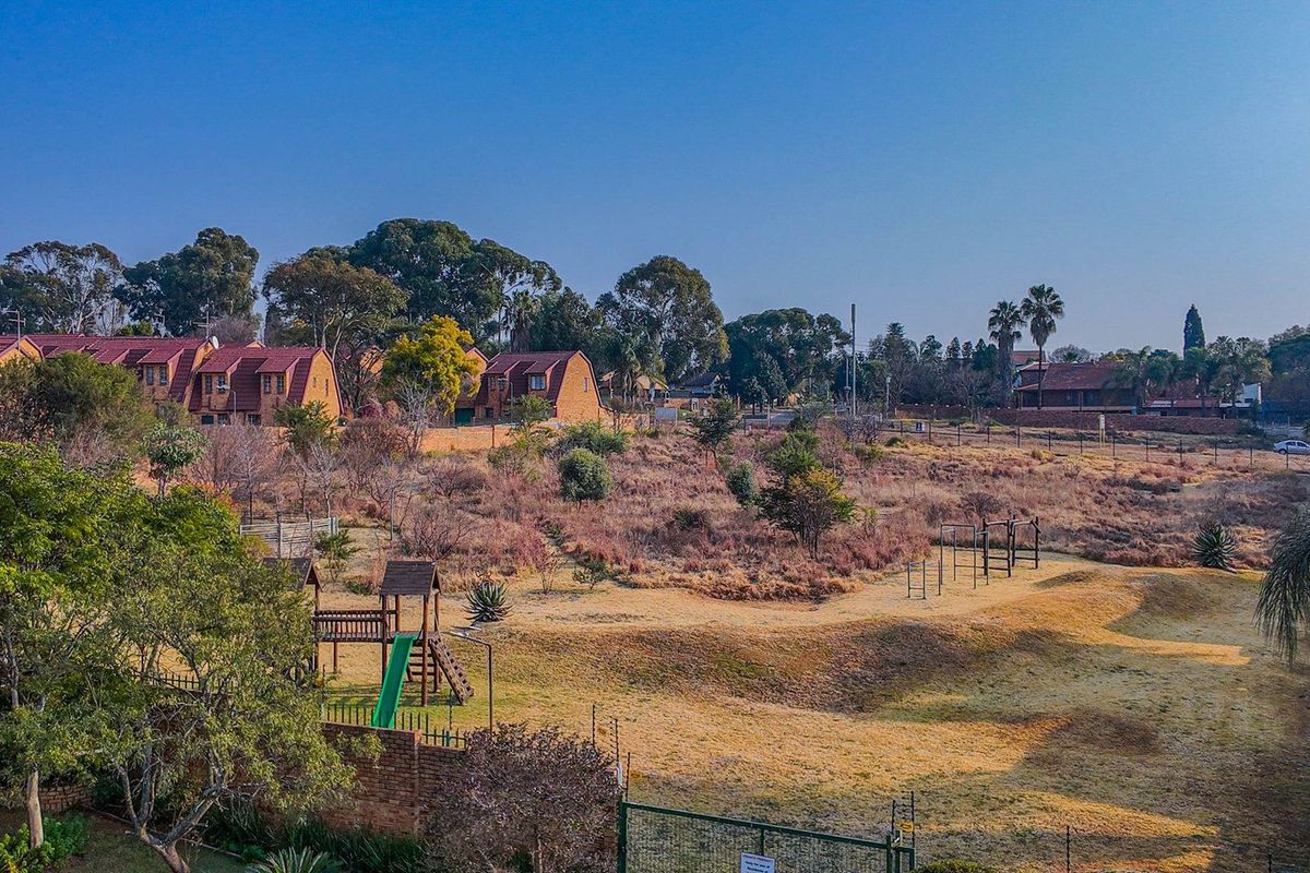 Charming 2 bedroom, 1 bathroom townhouse available in Barn Lodge, Boskruin. - Photo 2