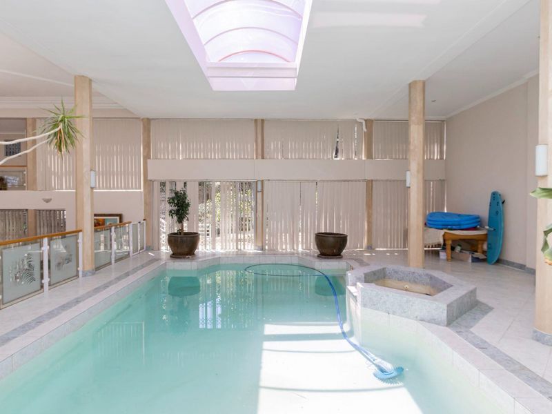 5 BEDROOM, MODERN HOME IN PLATTEKLOOF - Photo 5