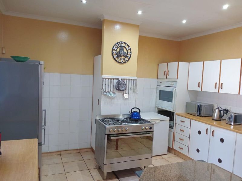 Spacious 3-Bedroom Family Home with Granny Flat, Entertainment Area & Green Belt Views - Photo 2