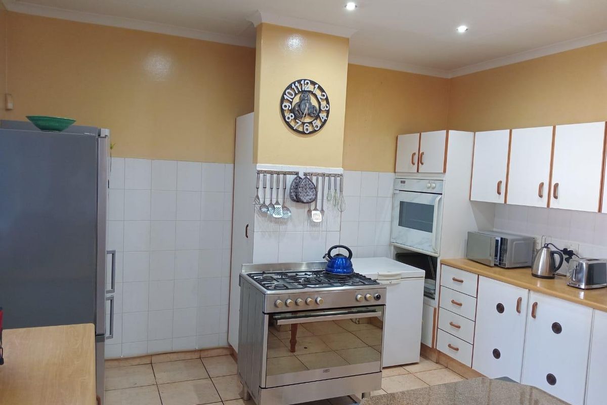Spacious 3-Bedroom Family Home with Granny Flat, Entertainment Area & Green Belt Views - Photo 2