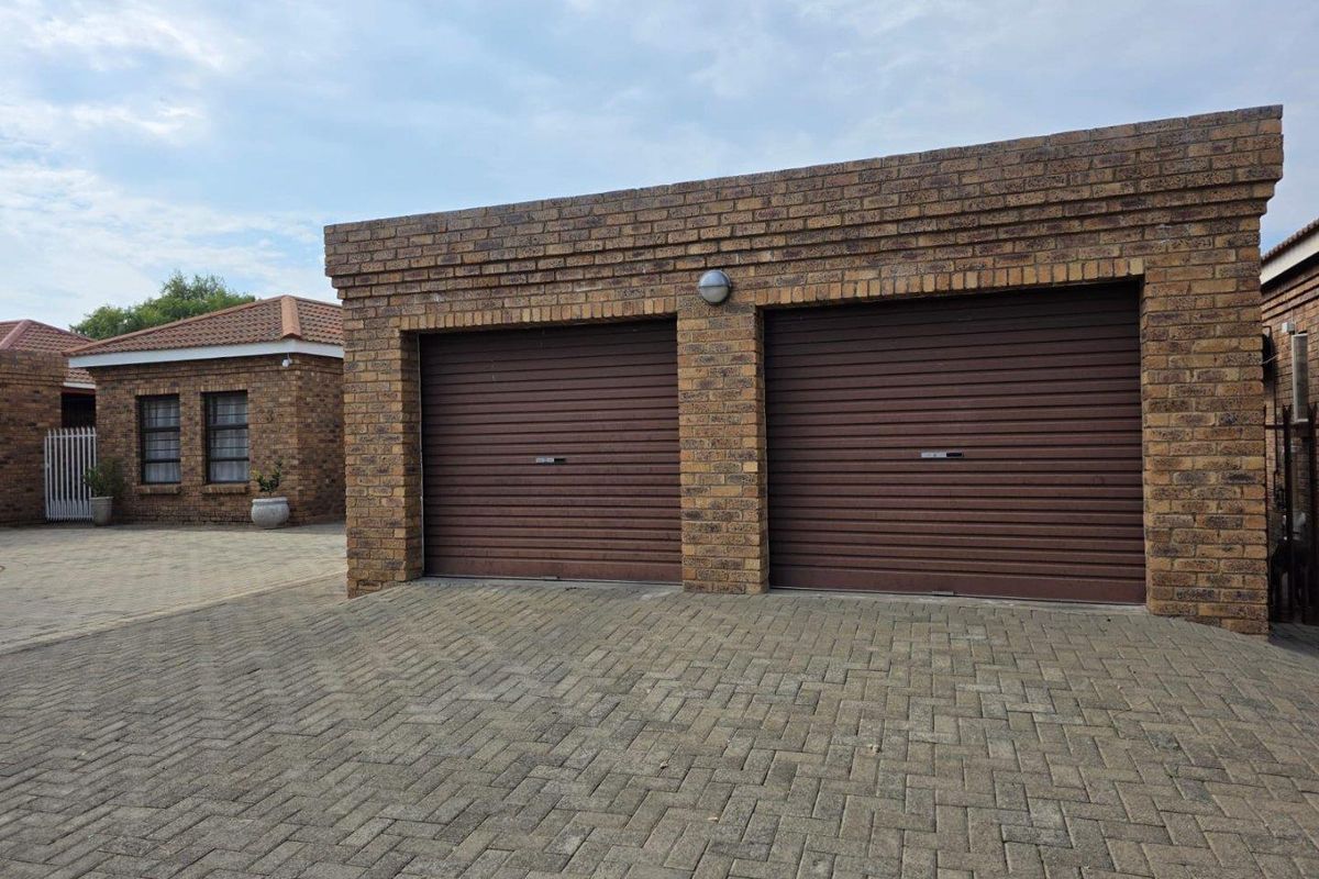Modern, Upmarket Townhouse in a Secure Complex - Photo 3