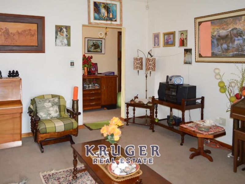 Vintage house for sale in Outjo with huge green gardens! - Photo 5