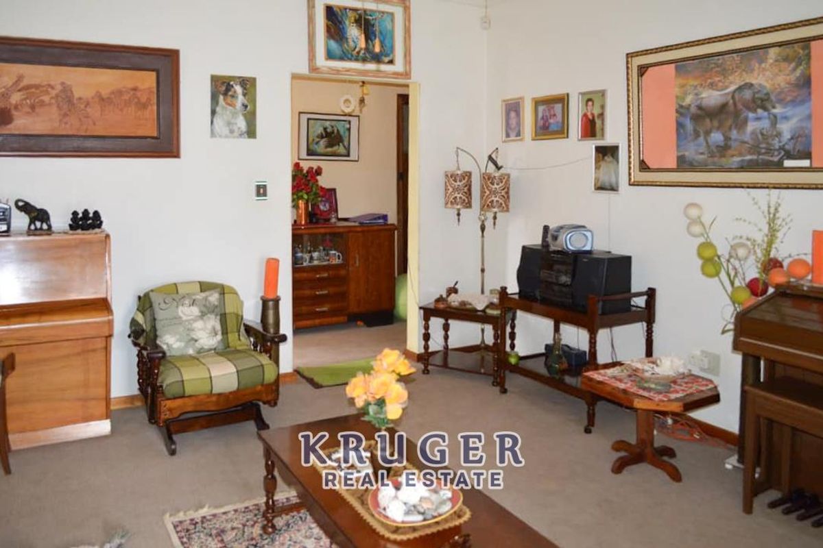 Vintage house for sale in Outjo with huge green gardens! - Photo 5