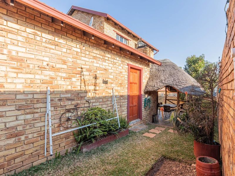 Newly listed 2 bed 1.5 bath duplex. Wilgeheuwel - Photo 3