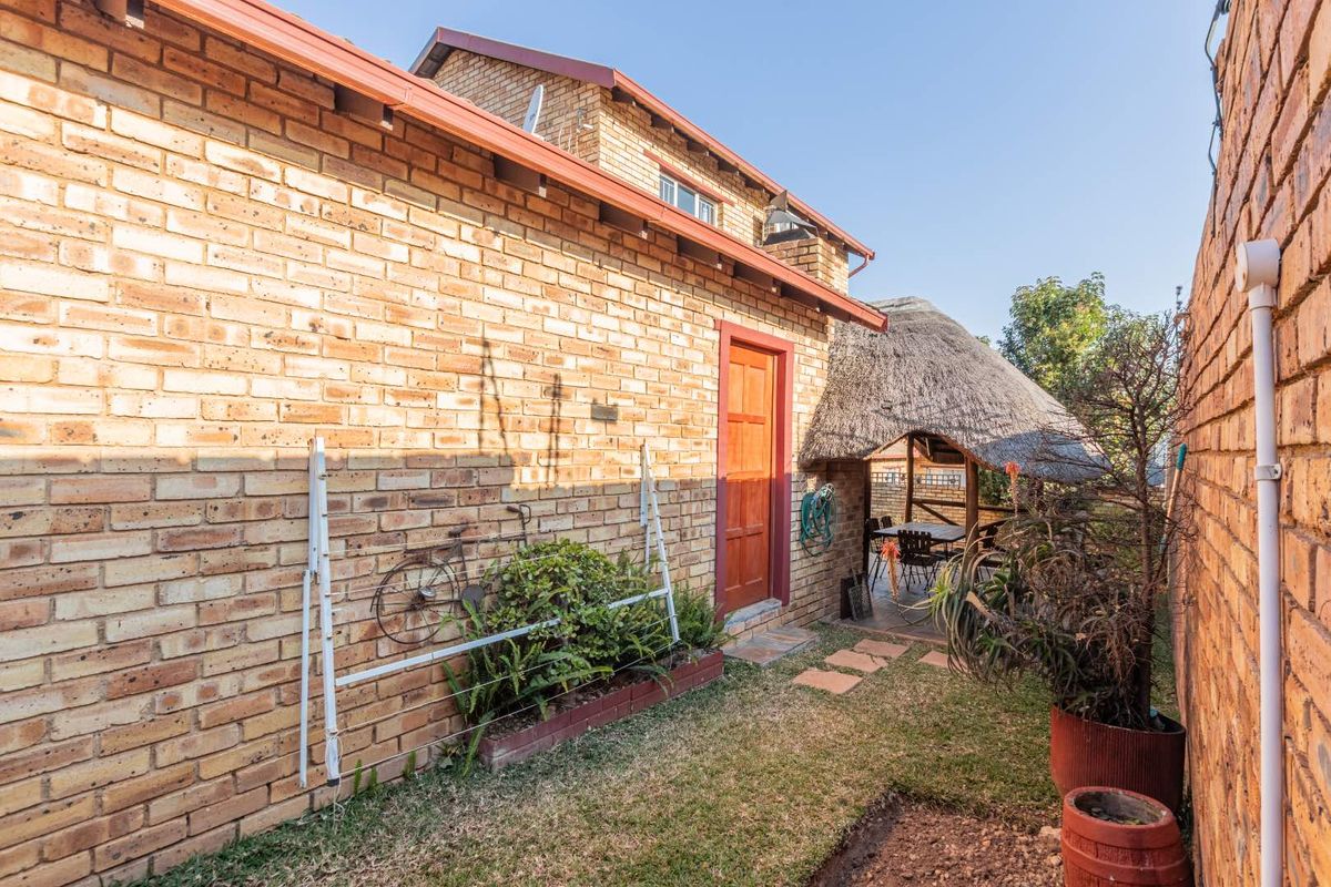 Newly listed 2 bed 1.5 bath duplex. Wilgeheuwel - Photo 3