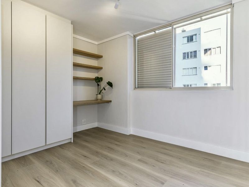 Newly Renovated Designer Apartment - Photo 8