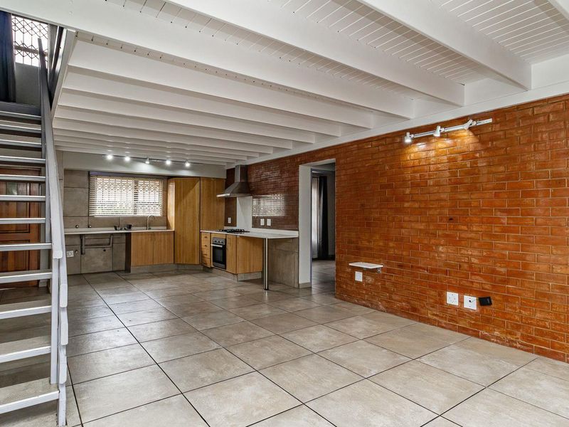 Beautifully Renovated Townhouse in Secure Blue Lakes Estate - Photo 4