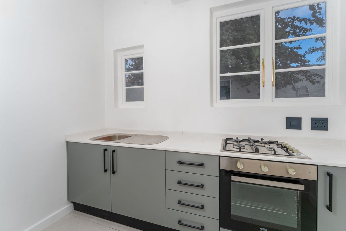 Stylish Renovated 2-Bedroom - Photo 4