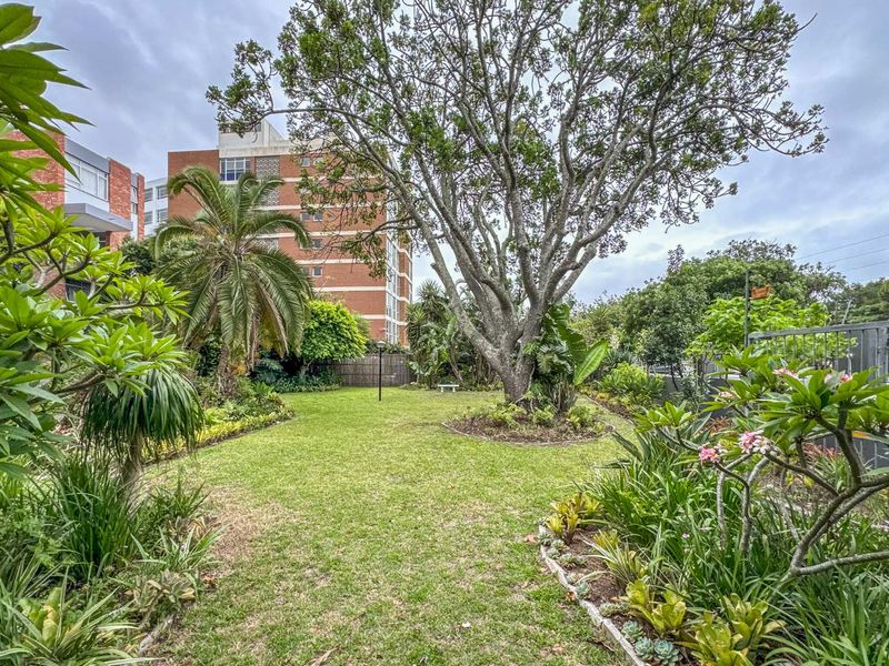 Spacious Duplex Apartment In Sought  After Consulate Place - Photo 7