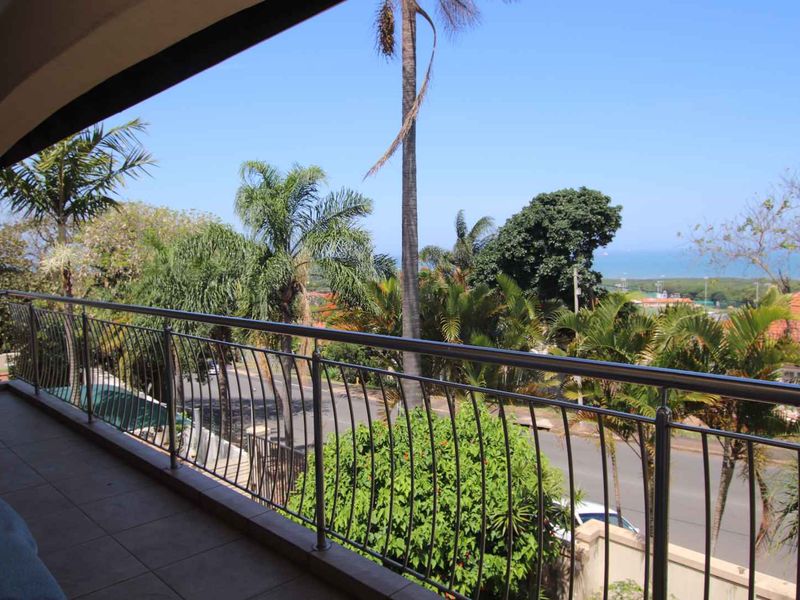 Spacious Family Home in Durban North - Photo 9