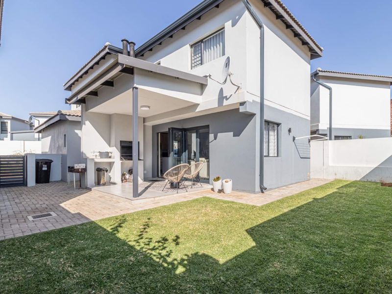 Perfect location and pristine estate home for the larger family. - Photo 10