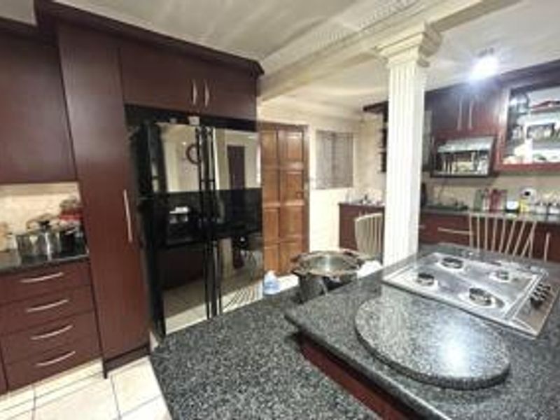 Spacious Three-Bedroom Home with Modern Amenities in Mayberry Park, Alberton - Photo 8