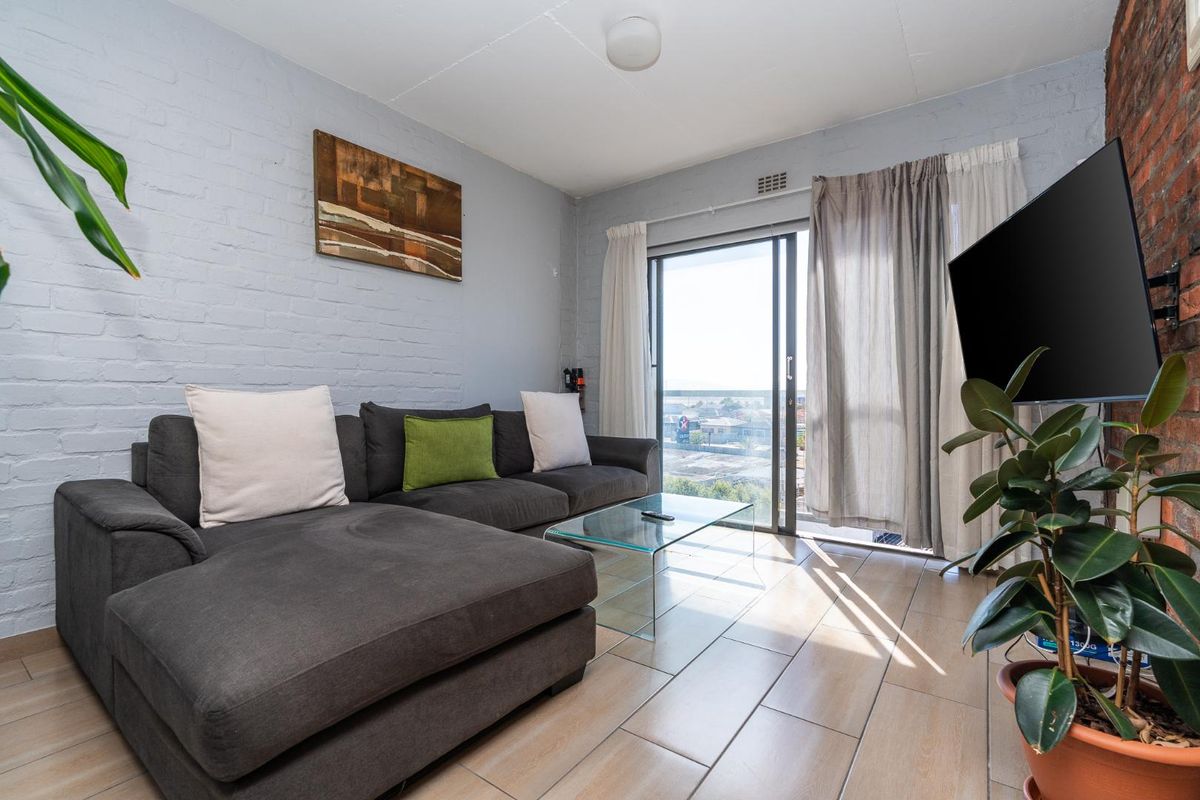 Delightful 2-Bedroom Apartment For Sale In Palm Springs - Photo 3