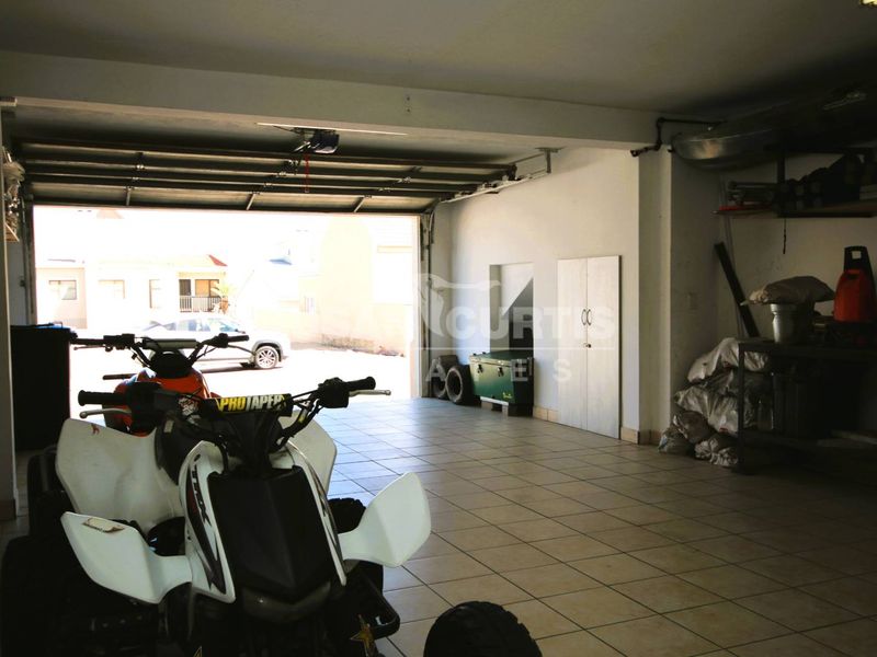 4 Bedroom Townhouse - Photo 7