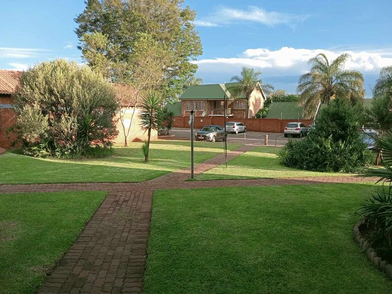 Spacious Top Unit To Rent. Available 1 August 2026 - Photo 2