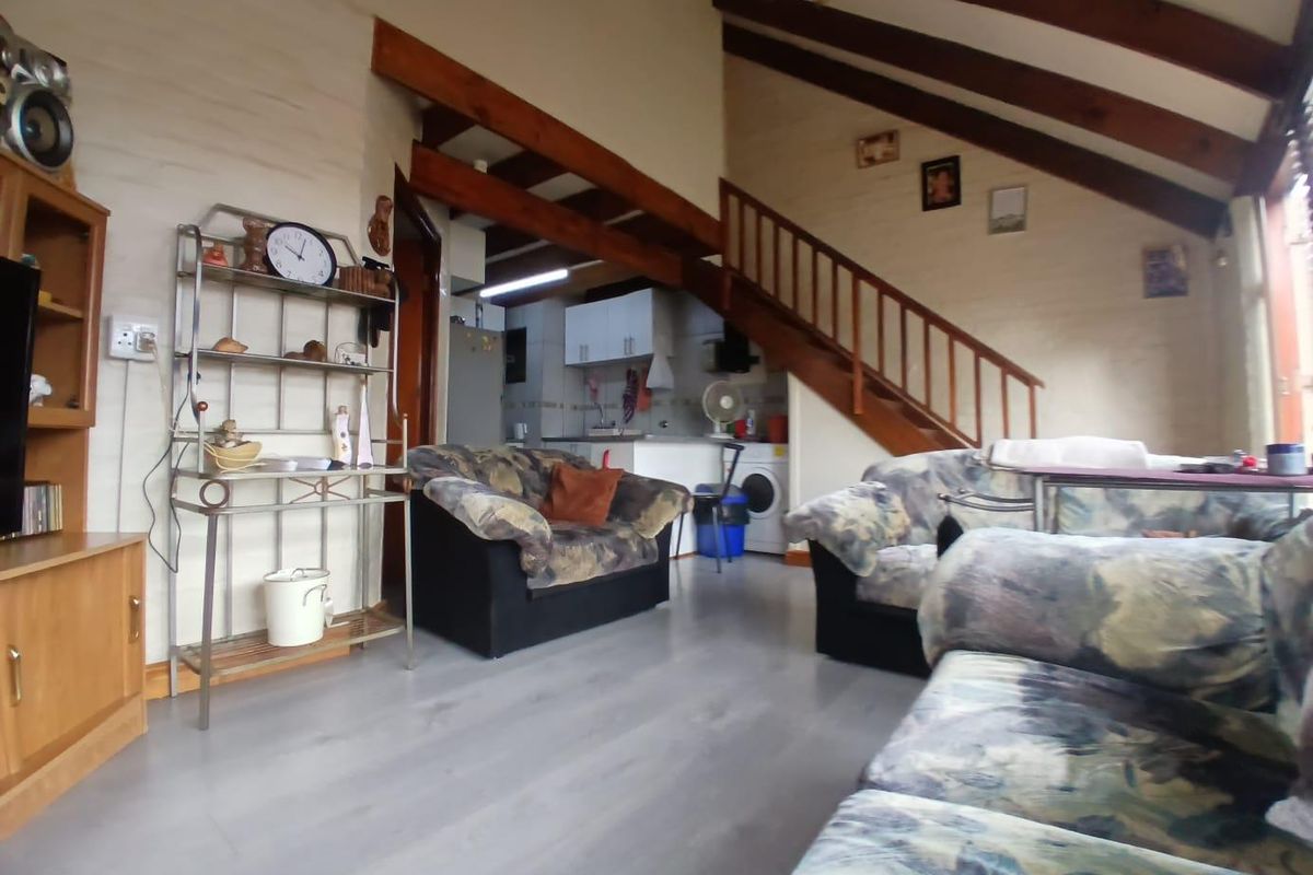 Sectional Title Facebrick Duplex Townhouse in quiet complex - Photo 3