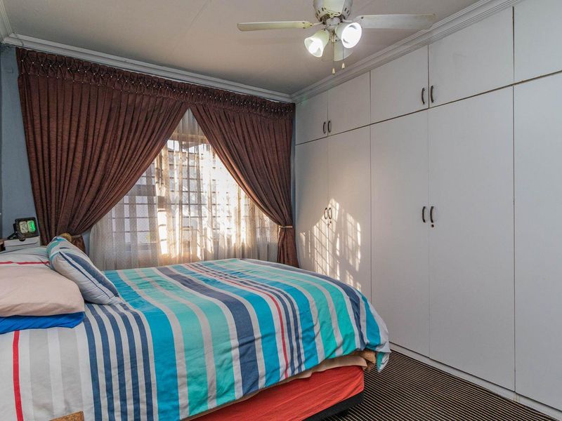 3 Bedroom Gem with Versatile Flatlet! - Photo 10