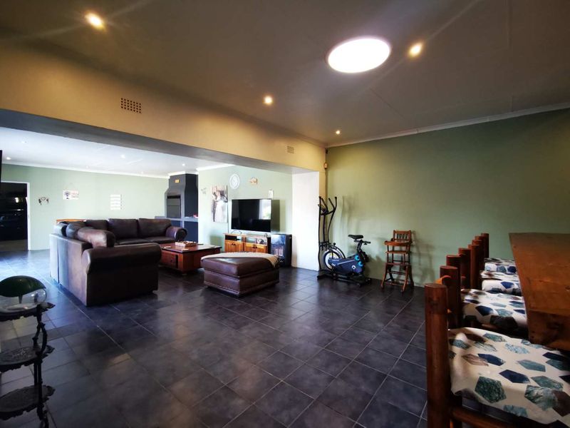 Exceptional Family Estate with Cottage, Flatlet & Entertainment Facilities - Photo 2