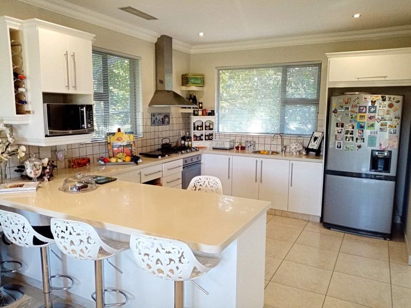 5 Bedroom Family Home in Simbithi. - Photo 8
