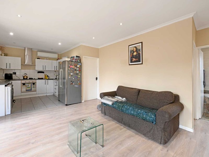Charming Family Home with Entertainment Area & Separate Studio Apartment - Photo 5