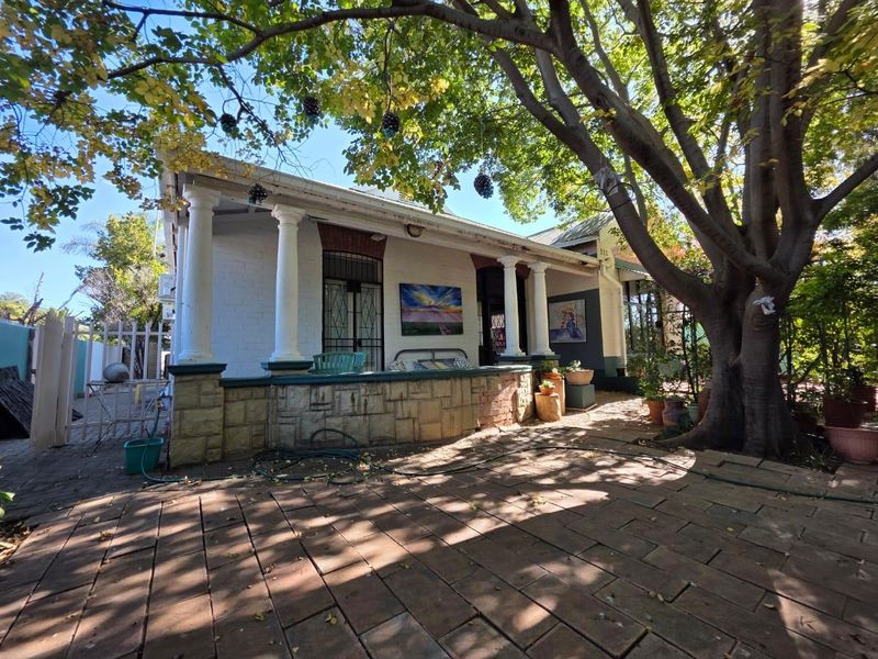 **Charming Old House with Endless Potential - Perfect for Investors and Families Alike** - Photo 2