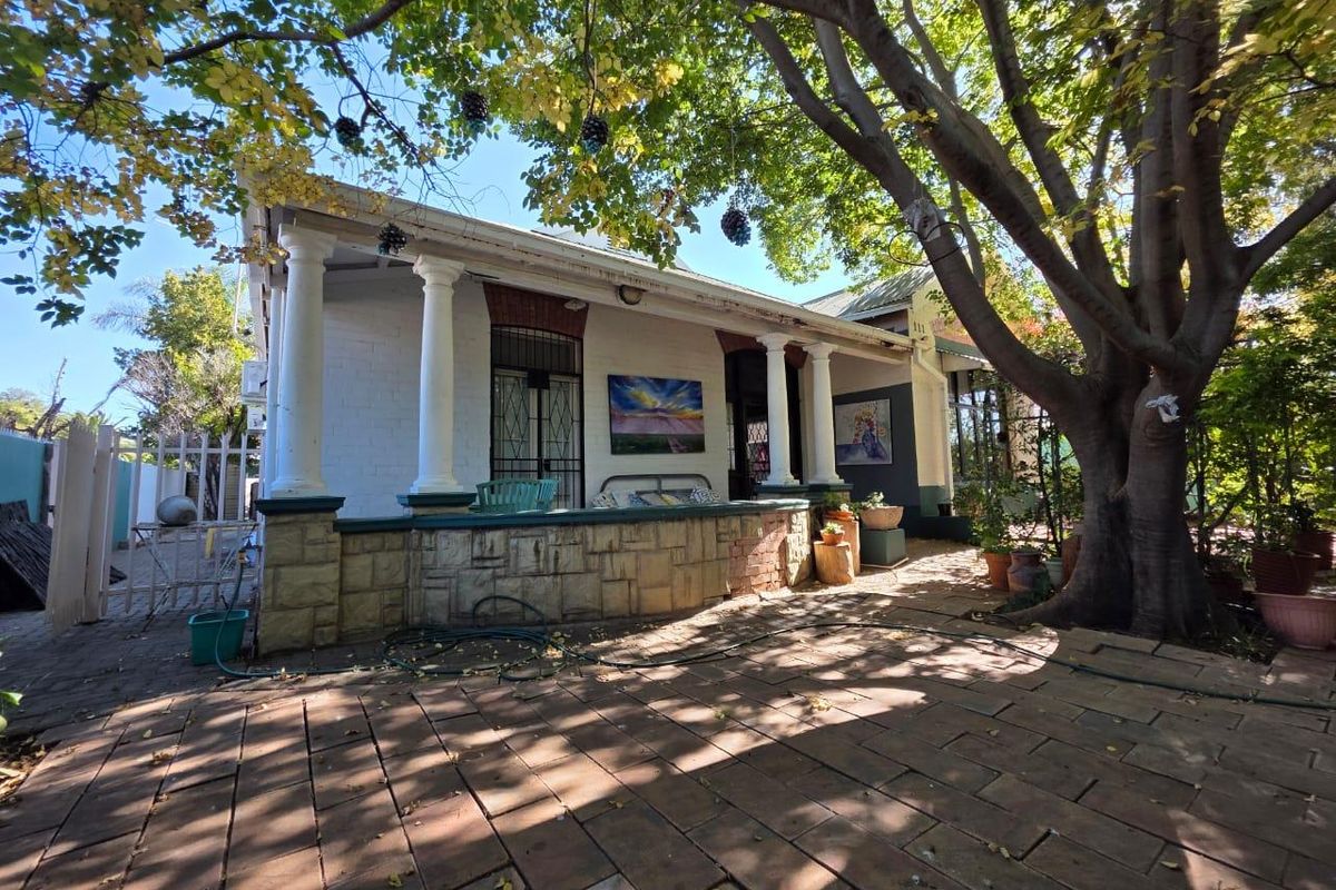 **Charming Old House with Endless Potential - Perfect for Investors and Families Alike** - Photo 2
