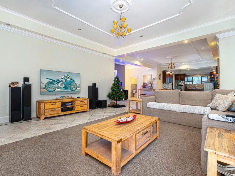 Renovator’s Dream in Sought-After Bishopscourt - Photo 2