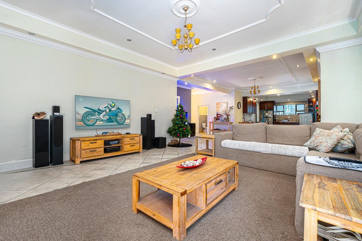 Renovator’s Dream in Sought-After Bishopscourt - Photo 2