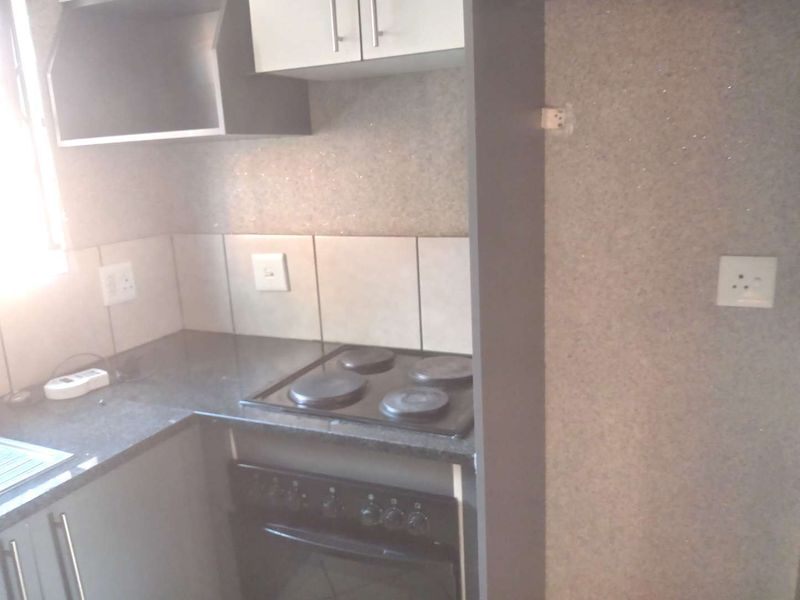 THREE BEDROOM DUPLEX TOWNHOUSE FOR SALE IN DAWN PARK - Photo 3