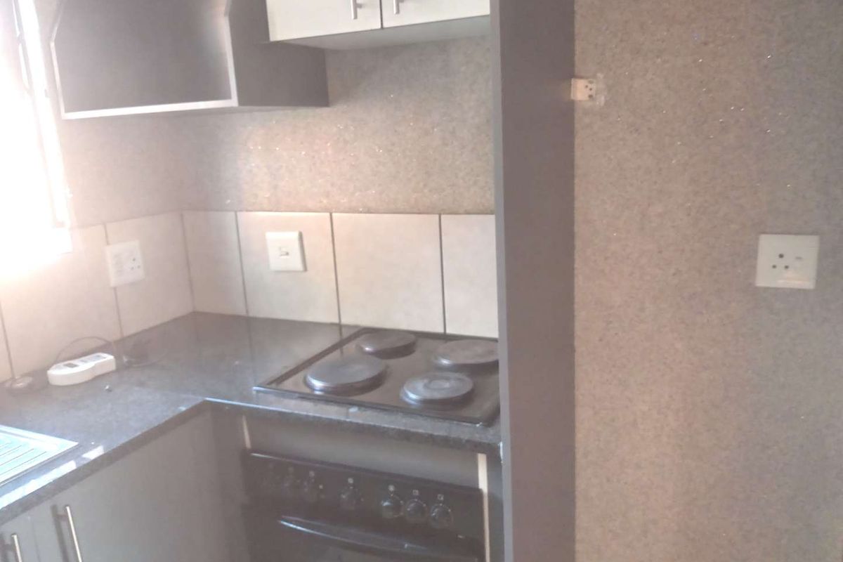 THREE BEDROOM DUPLEX TOWNHOUSE FOR SALE IN DAWN PARK - Photo 3