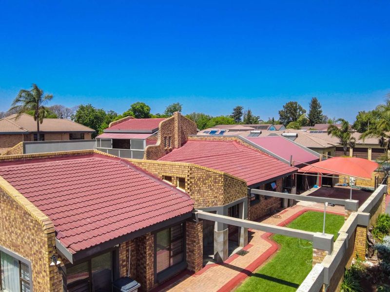 Gorgeous 5 Bedroom Home in Lakefield. - Photo 4