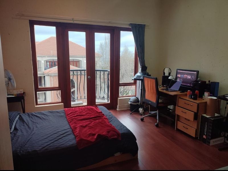 Top floor duplex apartment in desirable Morningside complex - Photo 8