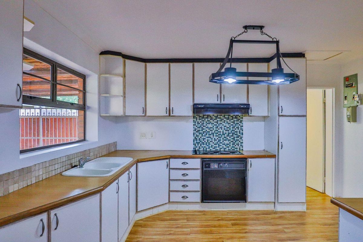 Spacious Family Home with Dual Living & Workshop Potential - Photo 5