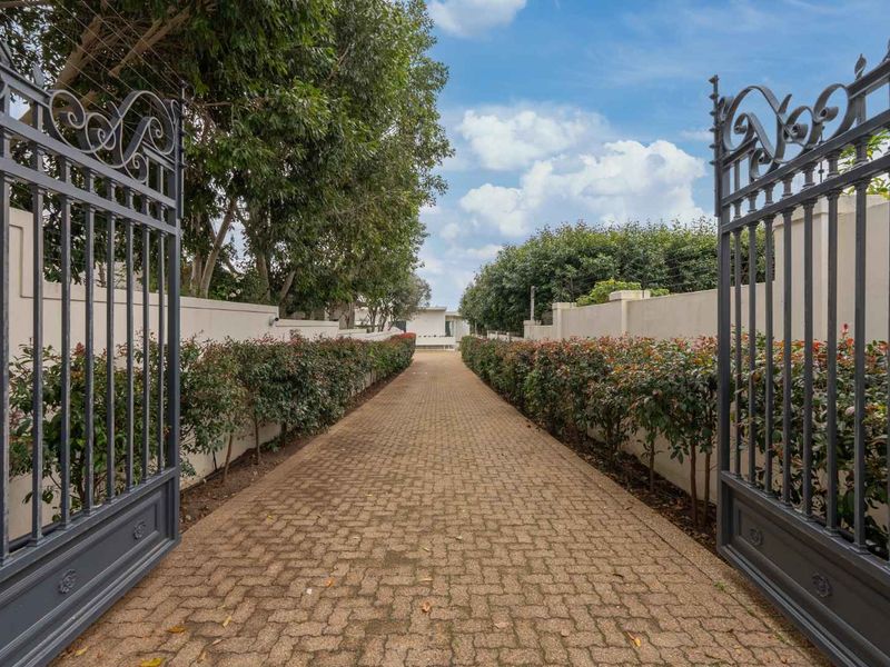 Luxury 6 Bedroom Home in Upper Claremont - Photo 5