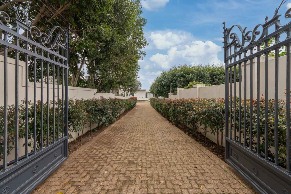 Luxury 6 Bedroom Home in Upper Claremont - Photo 5