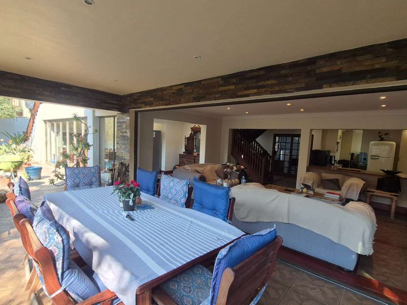 A Country-Style Family Haven with Separate Cottage in the Heart of Douglasdale - Photo 10