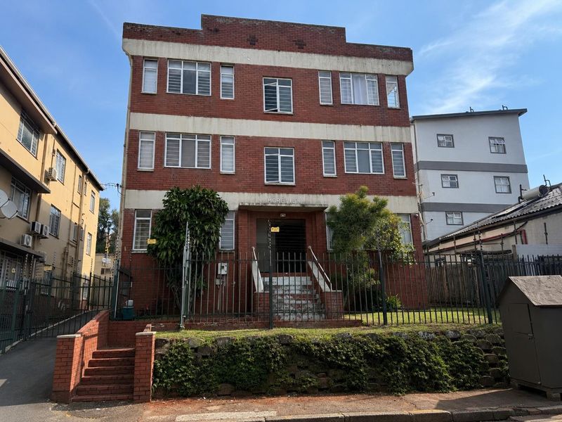 LIGHT, CHARACTER FILLED TOP FLOOR APARTMENT WITH SUNROOM & LOCK UP GARAGE - Photo 3