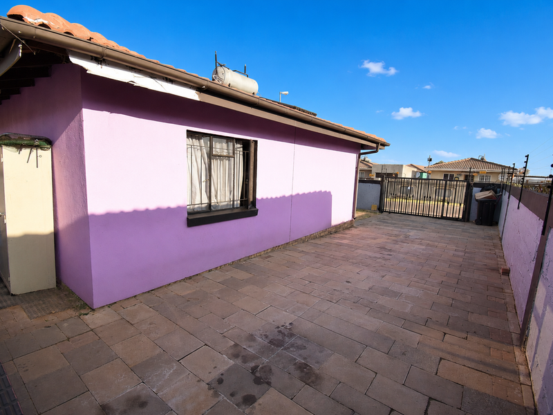 Perfect Starter Home - Photo 2