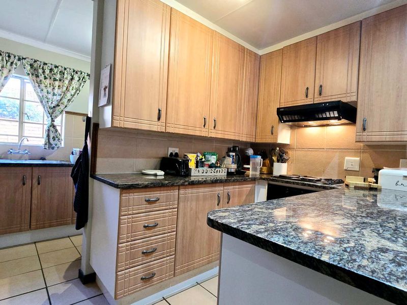 Spacious 3-Bedroom simplex for Sale in Equestria - Photo 8