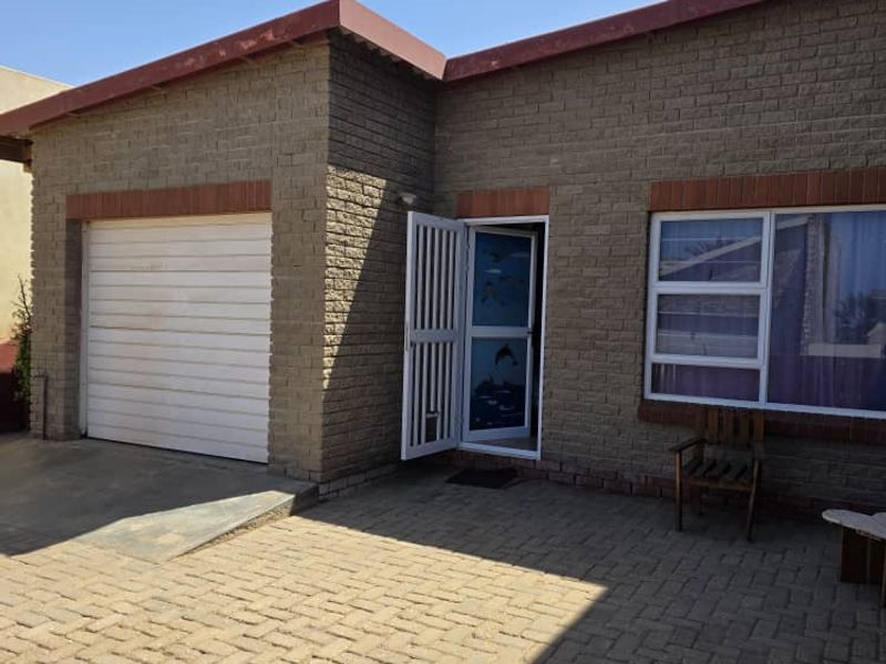 Corner rock face brick beauty with white aluminium windows and door frames. - Photo 6