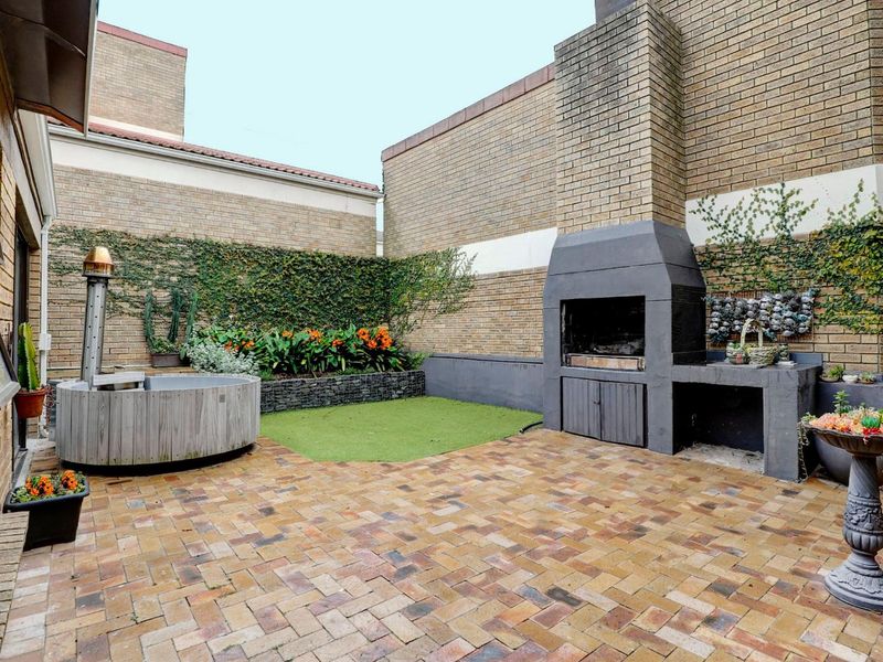 Secure and spacious with a difference - Photo 3