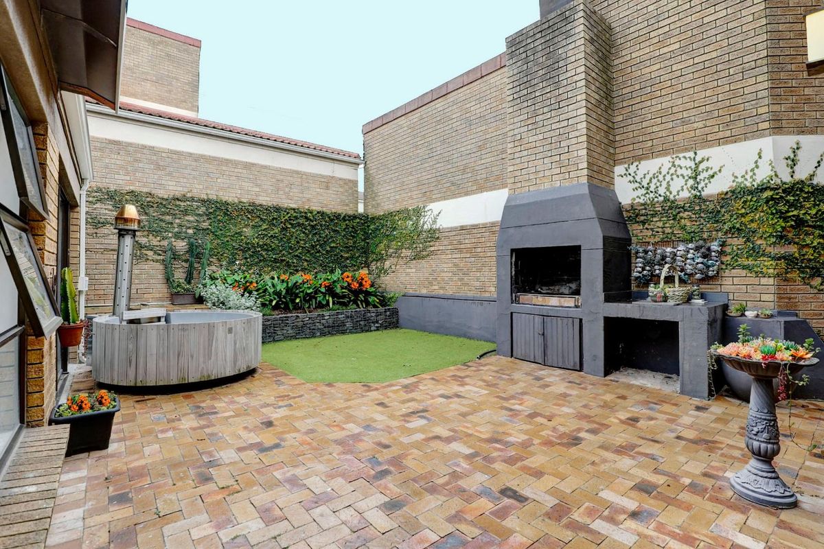 Secure and spacious with a difference - Photo 3