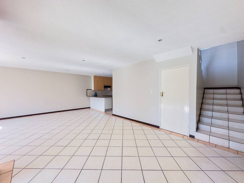 3 Bedroom Duplex with Private Garden - Photo 6
